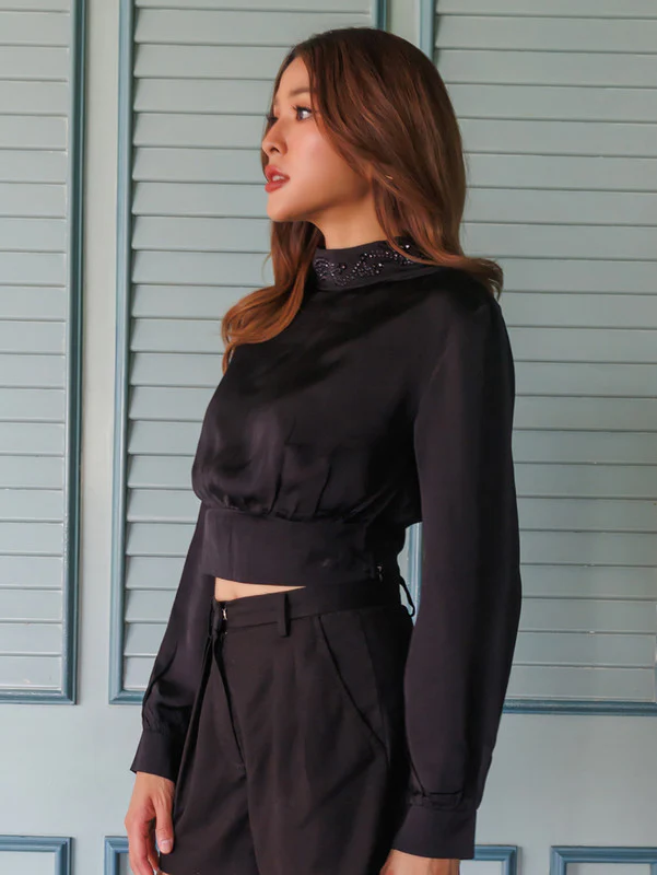 Black Solid High-Neck Crop Top - Image 3