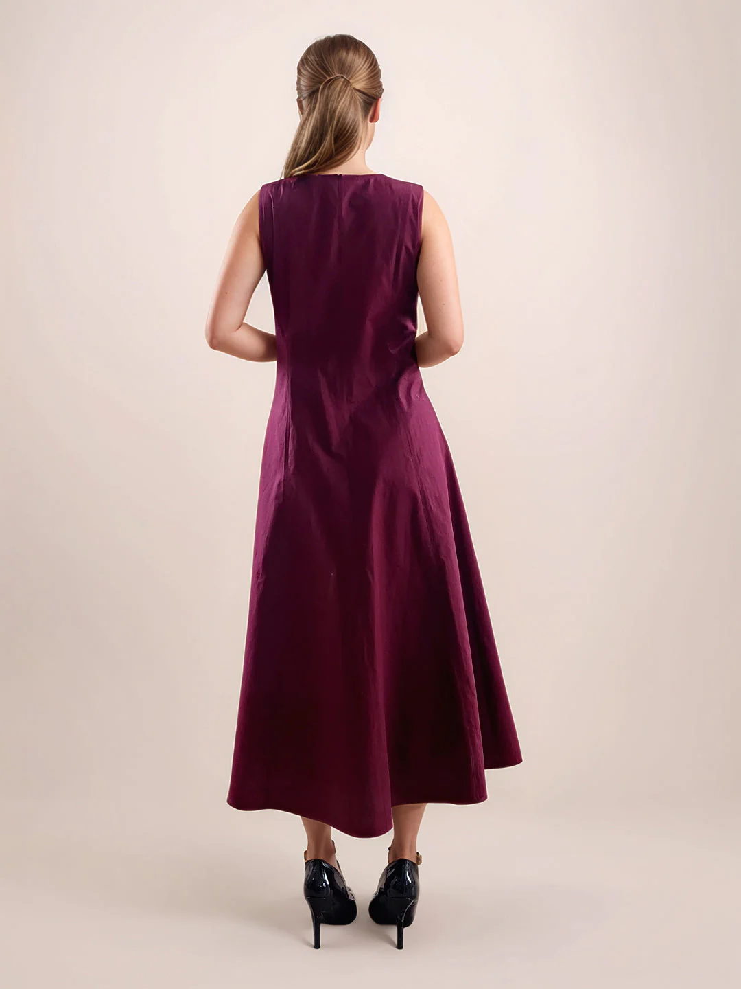 Zink London Women's Maroon Solid Midi Dress - Image 4